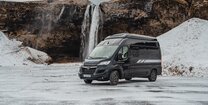Kompakter Campingbus CROSSCAMP 541 vor Wasserfall in Island