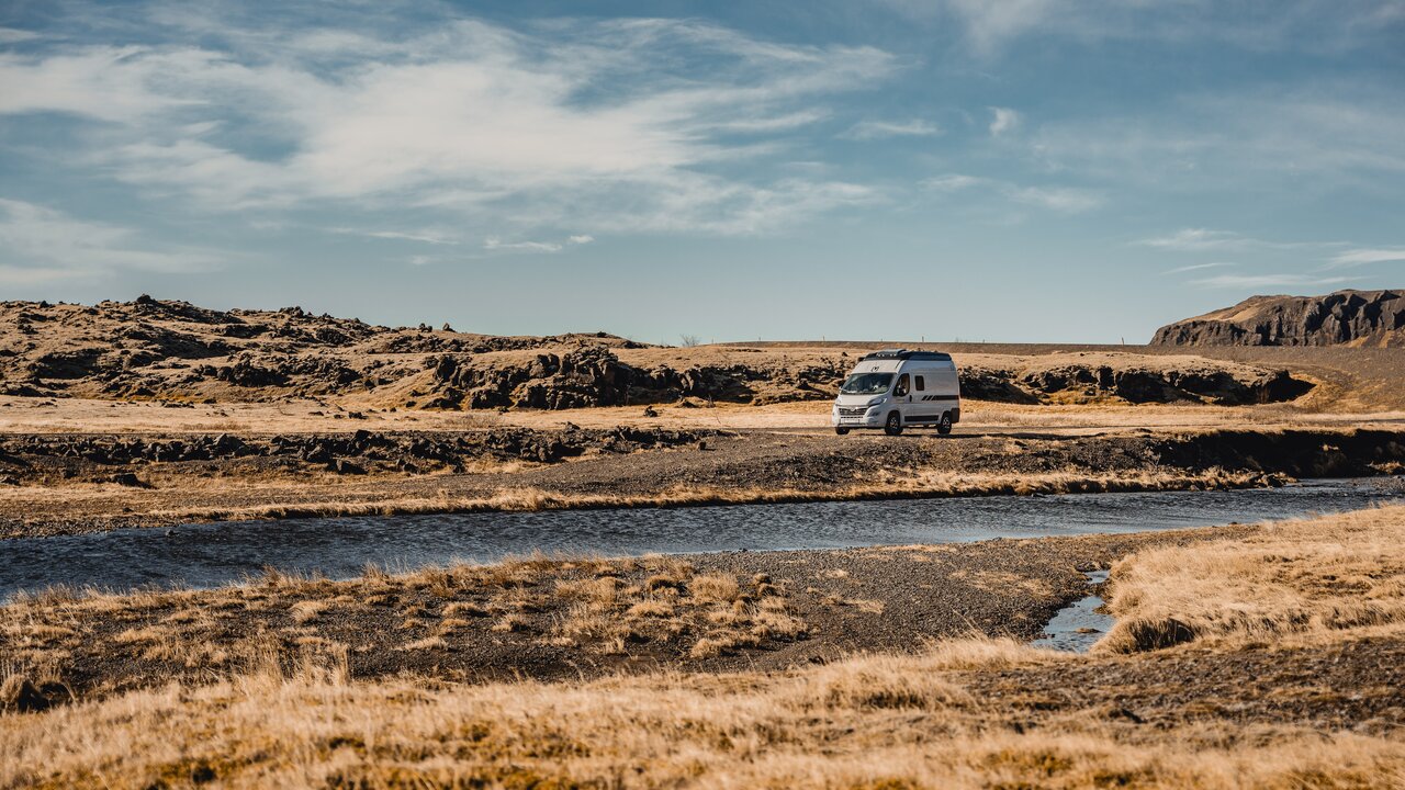 Kompakter Camper Van unterwegs in Island