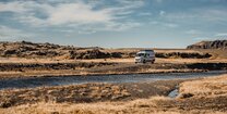 Kompakter Camper Van unterwegs in Island