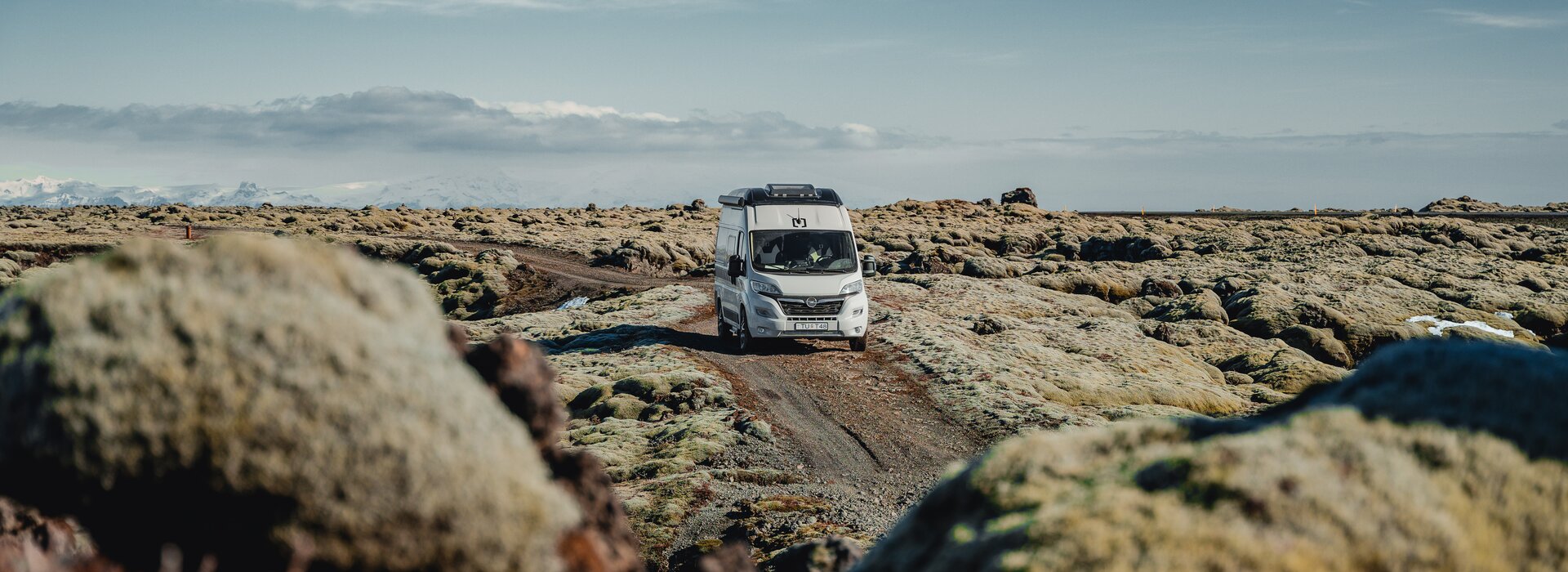 Kompakte Campingbusse bereisen ganz Island